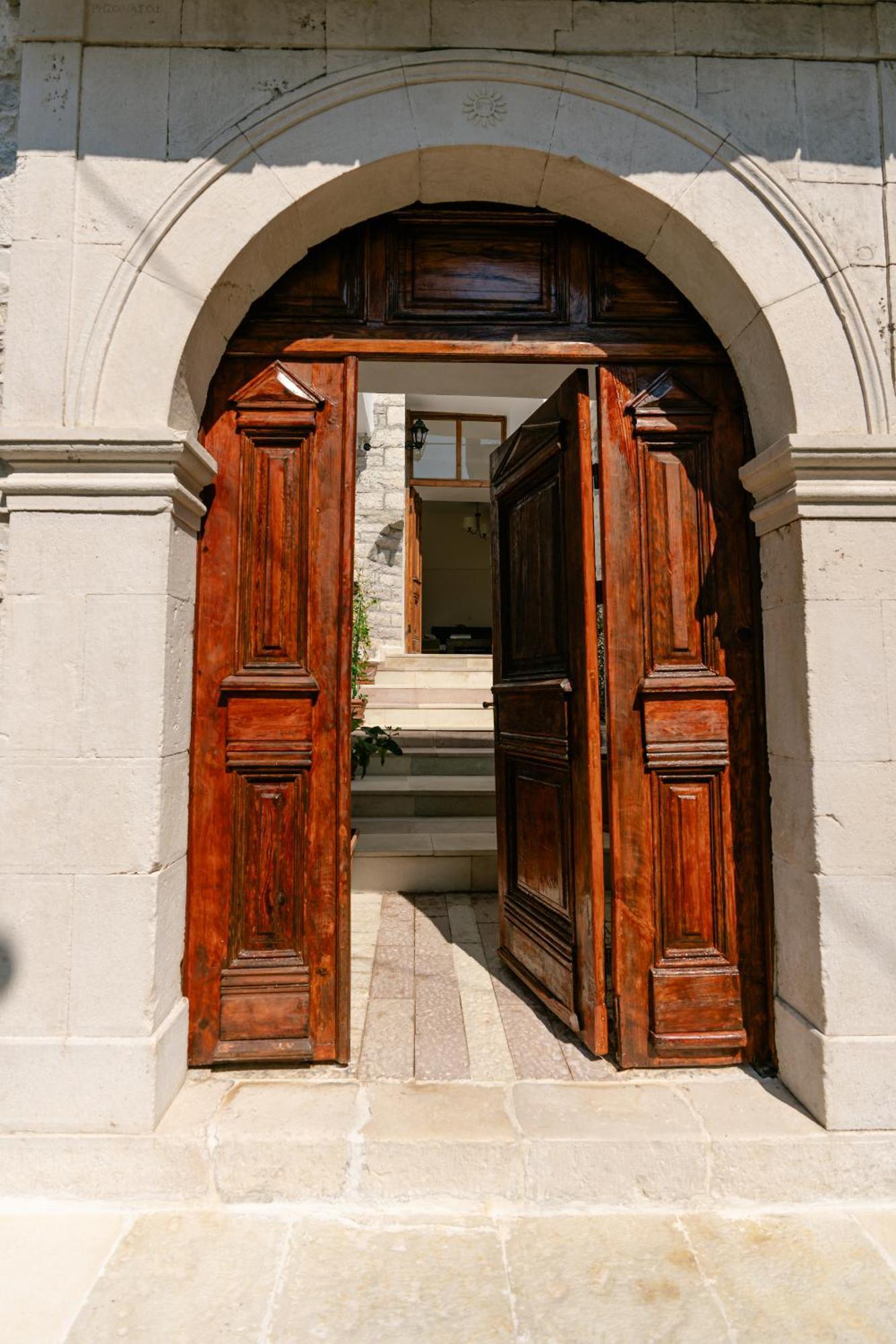 Petrichor Hotel Gjirokaster Bagian luar foto