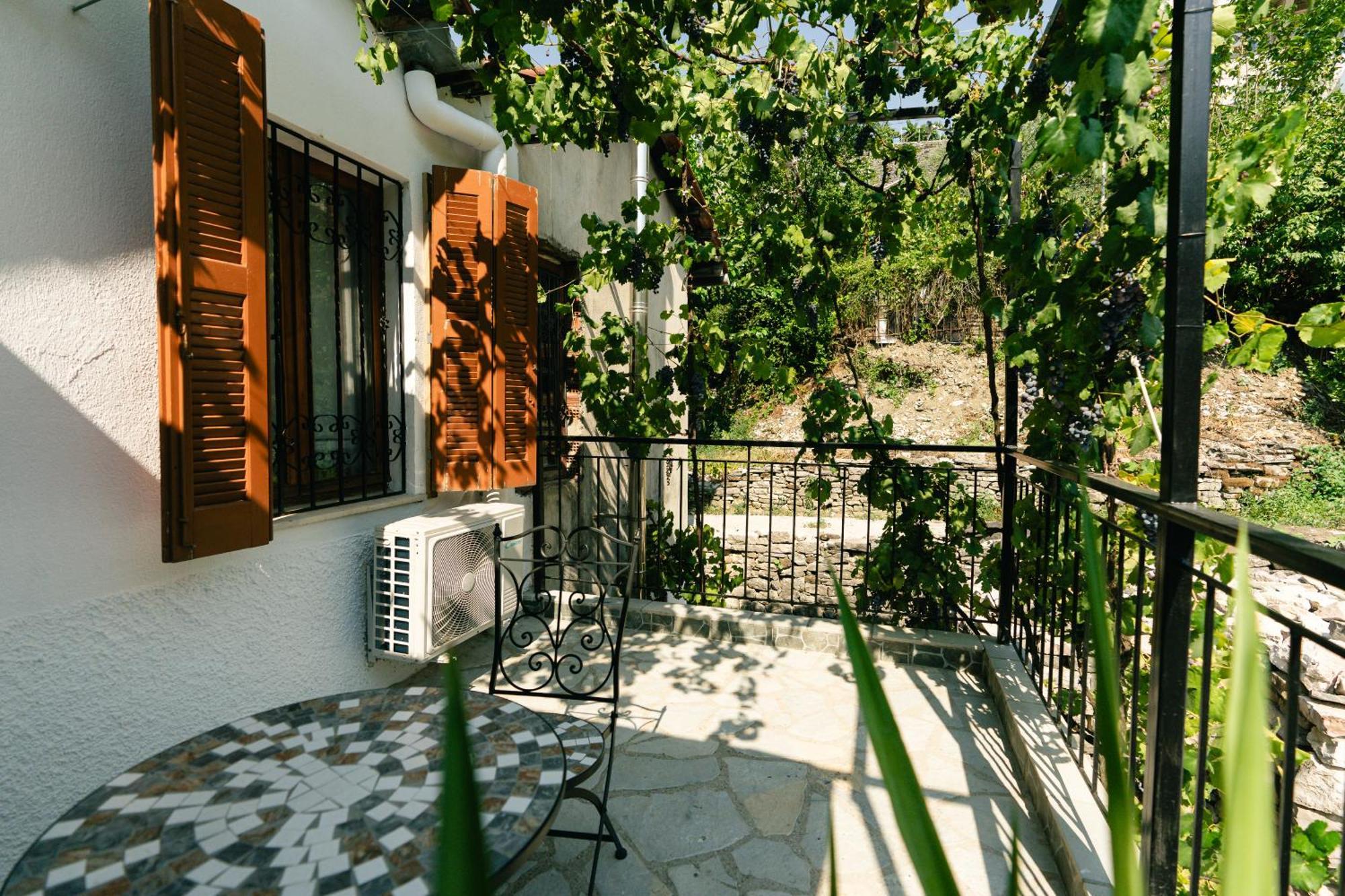 Petrichor Hotel Gjirokaster Bagian luar foto