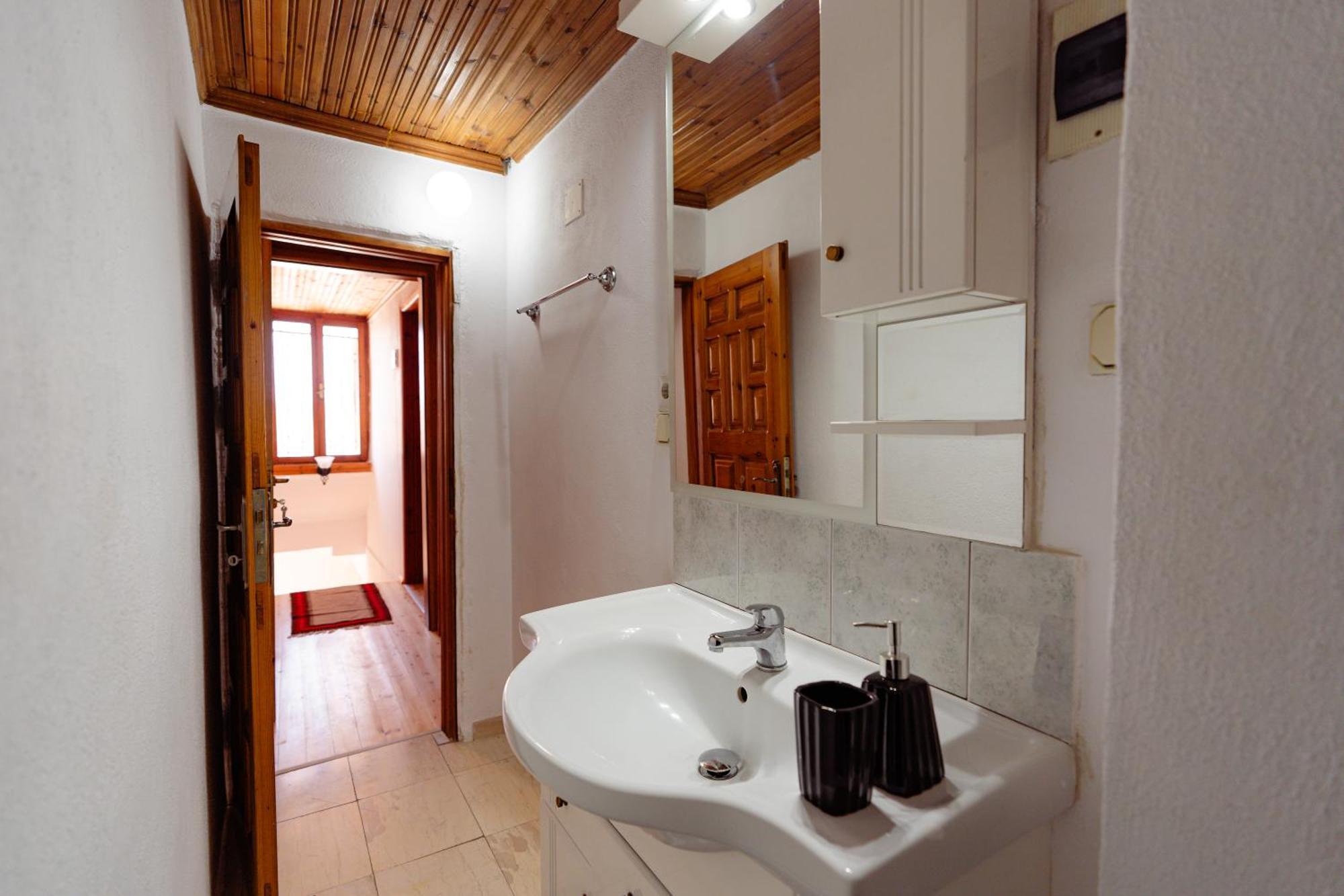 Petrichor Hotel Gjirokaster Bagian luar foto