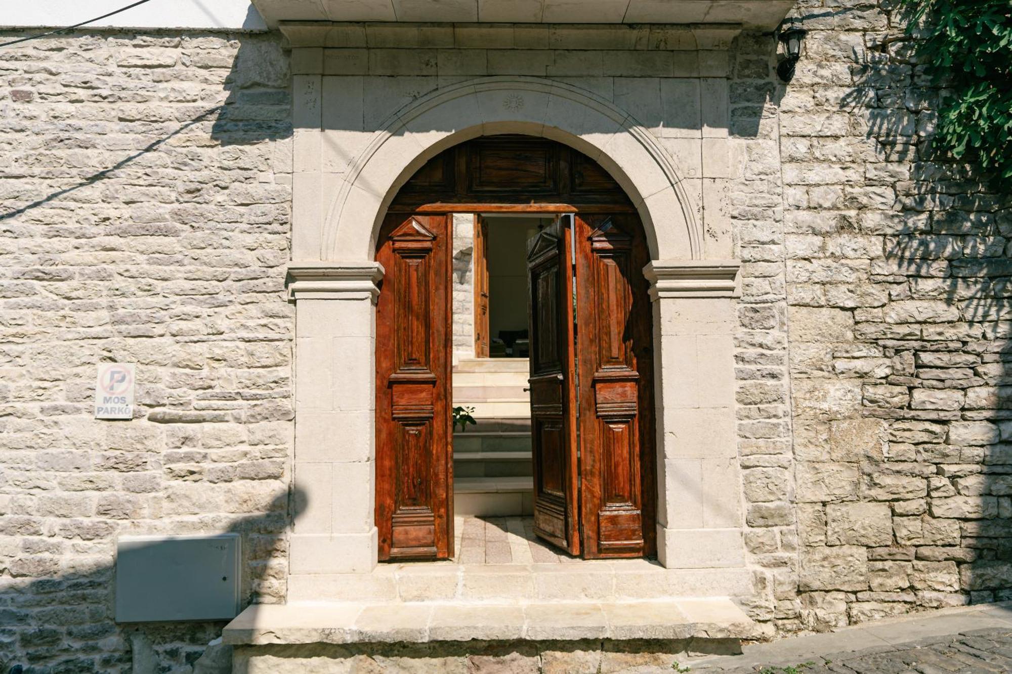Petrichor Hotel Gjirokaster Bagian luar foto